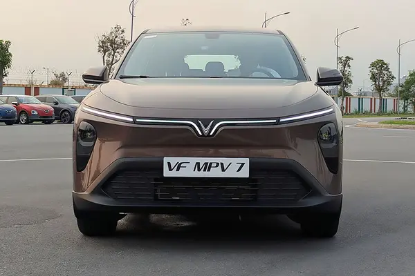 The VF MPV 7 boasts the signature Vinfast connected LED setup.