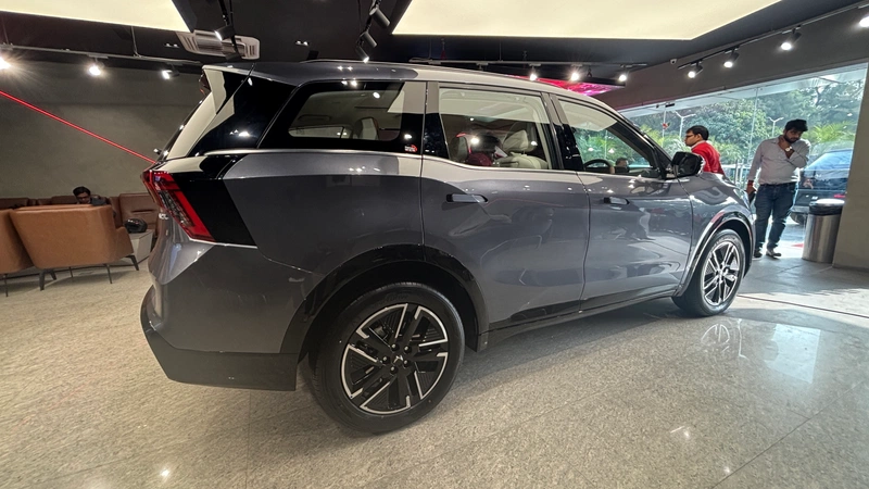 Full side profile with dual tone roof