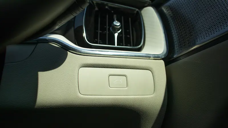 Dashboard air vent and glovebox