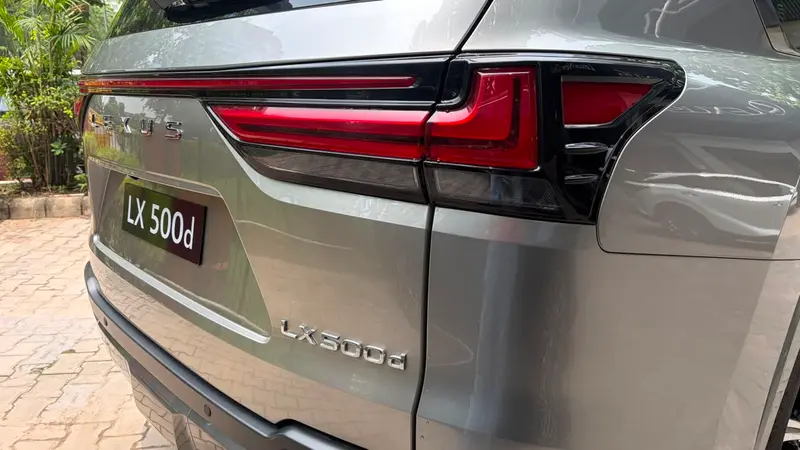 LED tail lamp and rear badging detail