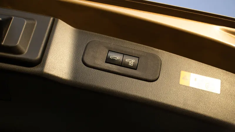 350h AWD Power tailgate controls