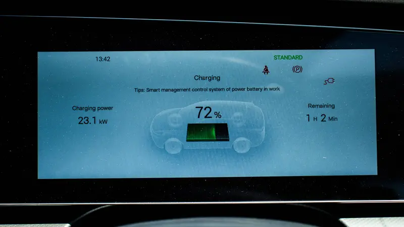 Charging status on 10.25-inch (26.03 cm) LCD instrumentation
