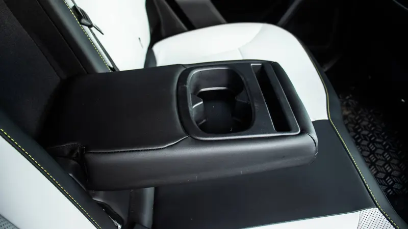 rear centre armrest with cup holder