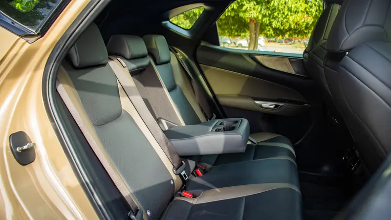 350h AWD Rear seats with centre armrest