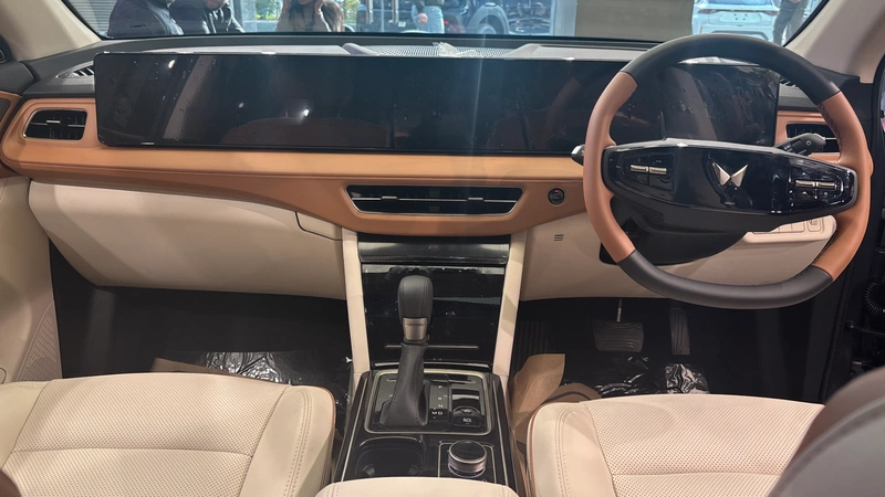 Centre console with touchscreen and gear selector