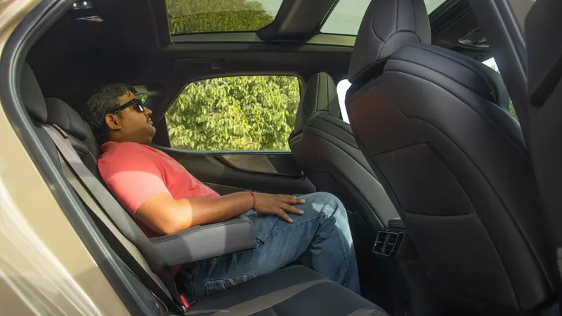 350h AWD rear-seat legroom and sunroof