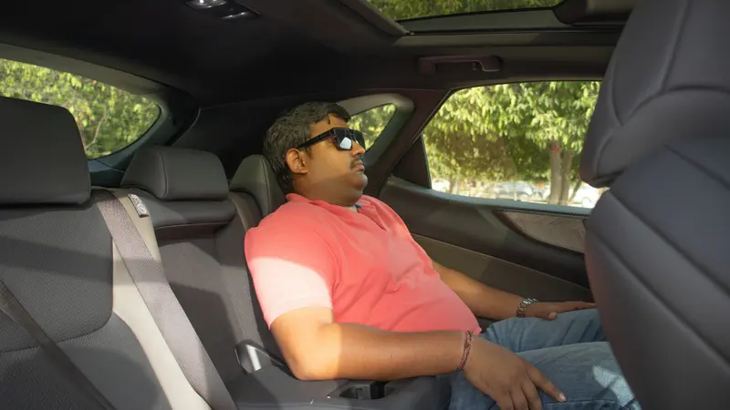 350h AWD rear-seat passenger space