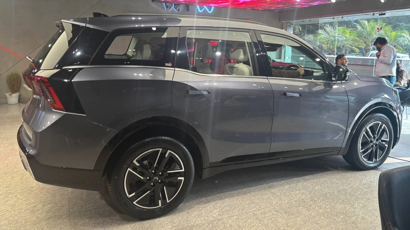 Full side profile with dual tone roof