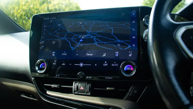 350h AWD Infotainment and navigation screen