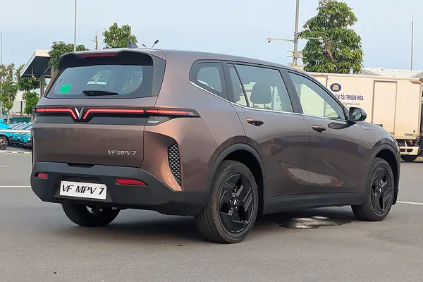 It is underpinned by a 60.13kWh battery pack, powering a motor to deliver 201bhp/280Nm.