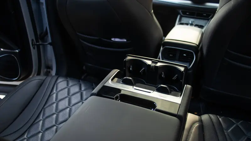 Rear centre armrest with dual cup holders