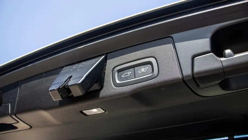 Rear boot door controls