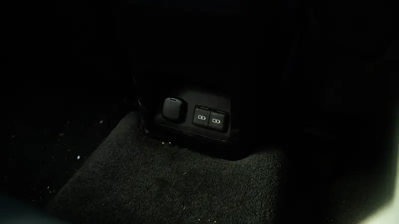 350h AWD Rear USB and power outlets