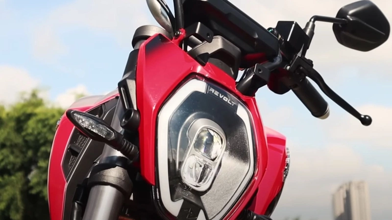 Revolt RV400
