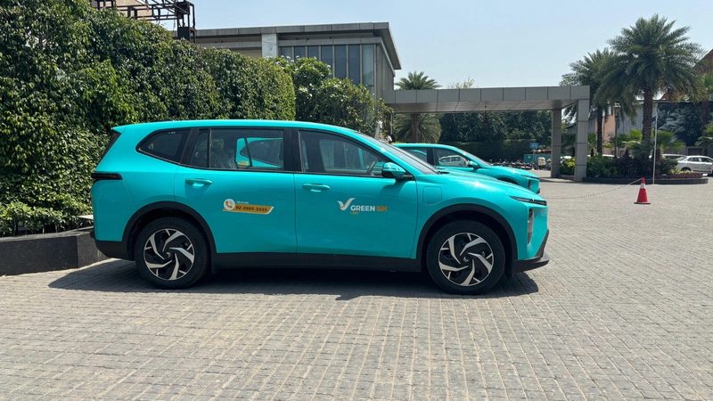 VinFast Limo Green