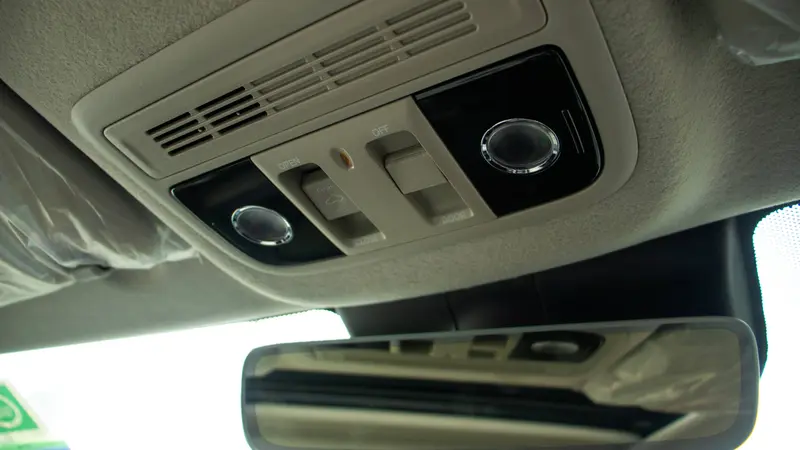 Overhead console with front map lamps and interior roof light