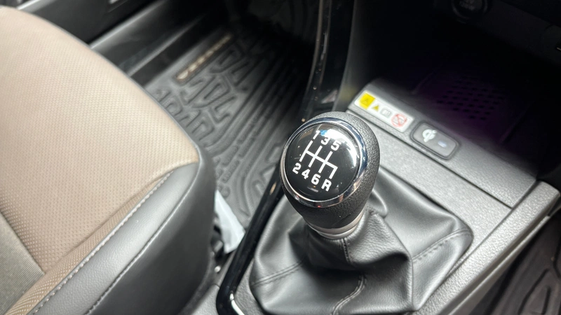 Maruti Suzuki Brezza facelift 6-speed manual gear lever