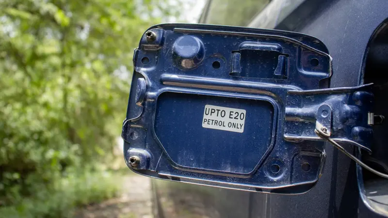 petrol fuel filler cap with E20 compatibility marking