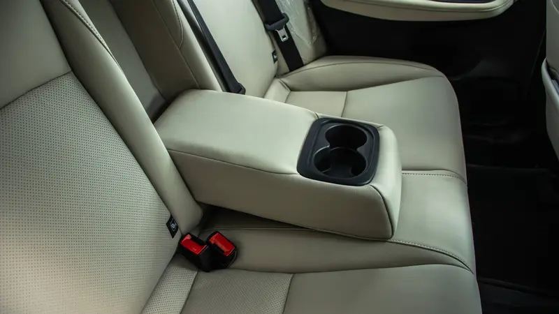 Rear centre armrest with integrated cupholders and three-point seatbelts