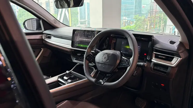 Adventure dashboard, steering wheel, digital displays and centre console