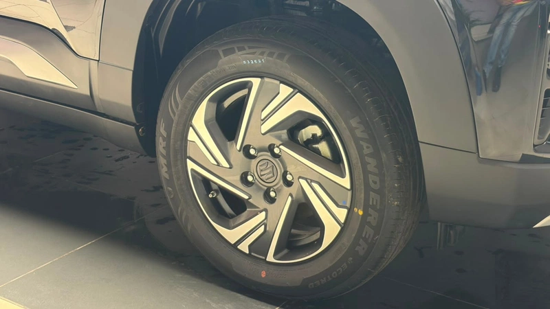 Maruti Suzuki Brezza 16-inch alloy wheel