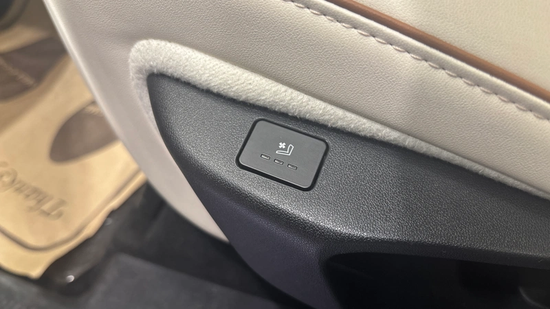 Rear seat ventilation control button