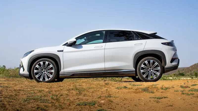 Side profile showing the coupe-SUV design and 245/45 R20 alloy wheels