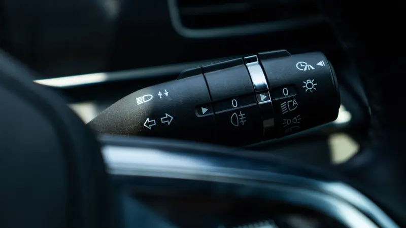 Headlight and lighting control stalk