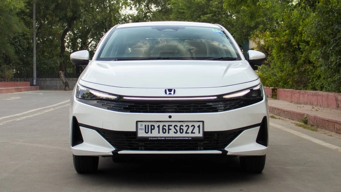 Front view showing the signature Bi-LED projector headlamps with integrated split LED DRLs and turn signals, connected by a slim centre light bar