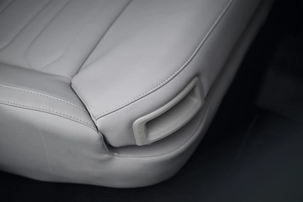 Adjustable rear thigh support.