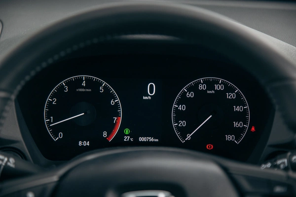 Seamless 7-inch digital driver display.