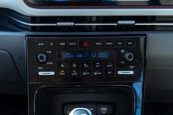 Dual-zone climate control.