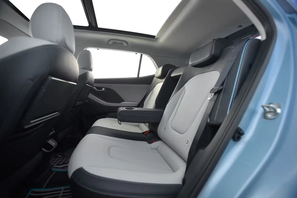 Rear tray table with tablet & cup holders.