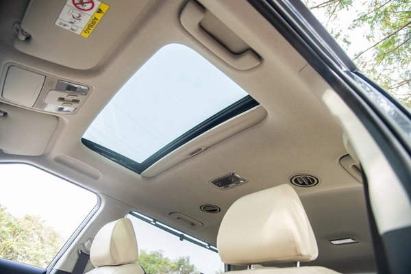 Roof-mounted rear AC vents.