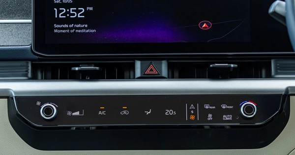Single panel that toggles between climate and infotainment.