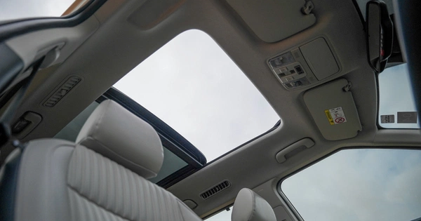 Panoramic sunroof.