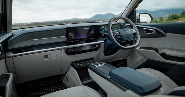 Large 12-inch touchscreen and matching cluster.