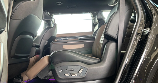 Rear seats with power adjustment, ventilation, heating and massage.