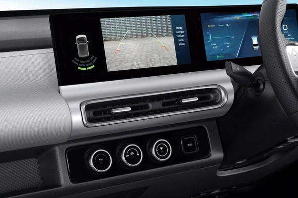 Easy to park with rear camera.
