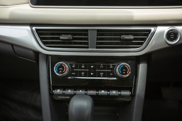 Dual-zone climate control.
