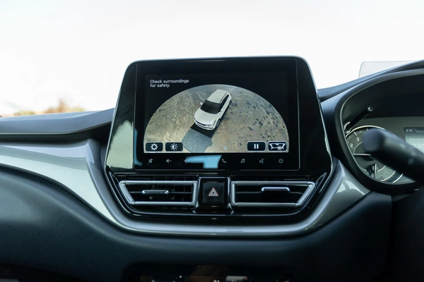 360-degree camera excels in extremely cramped parking situations.