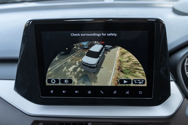 360-degree camera provides sharp image quality and is a huge help in tight spaces.