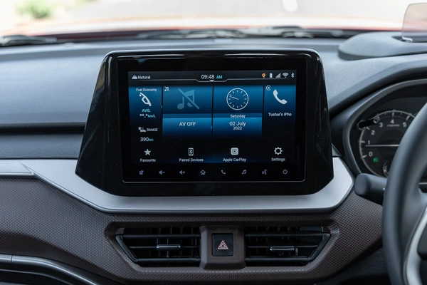 9-inch touchscreen features a clean, logical layout and fast reactions.
