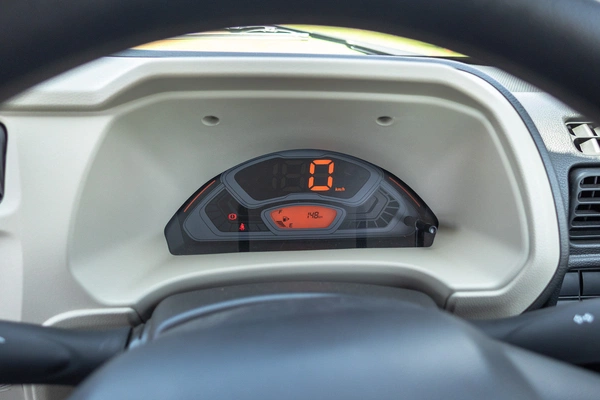 Fully digital driver’s display is clear and information-rich.