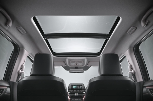 Panoramic sunroof makes the cabin feel bright, open and premium.