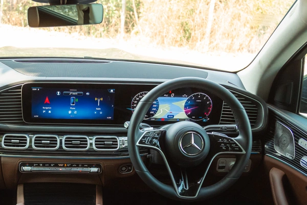 Dual 10.25-inch crisp screens.