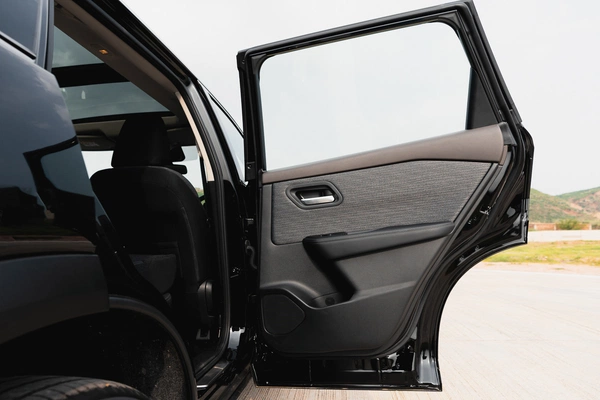 85° door opening for easy access.