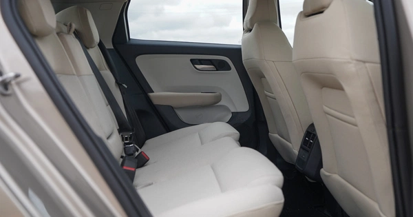 Extended rear under-thigh support for superior long-distance comfort.