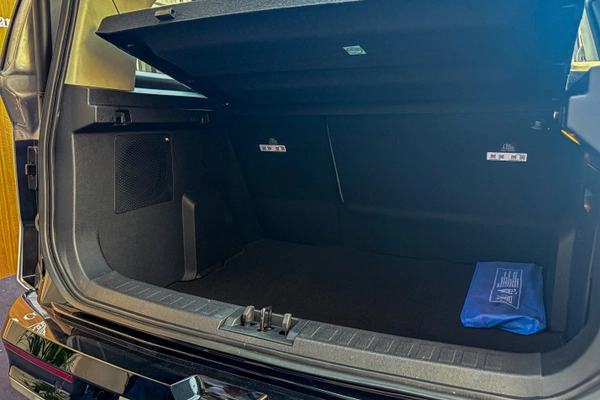 Hands-free powered tailgate simplifies loading with arms full.