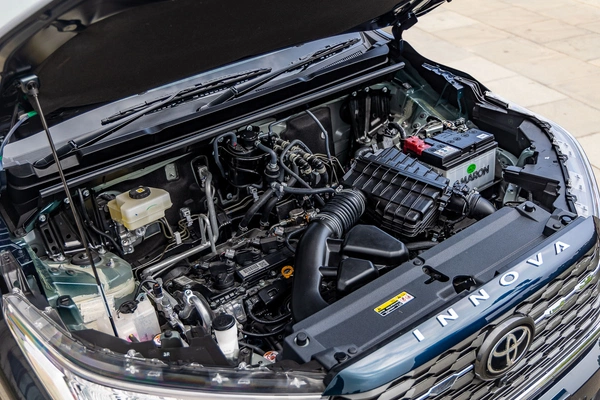 Hybrid setup with claimed 21.1 km/l efficiency.